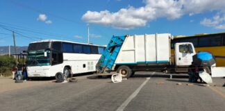 Por segundo día, padres bloquean carretera Oaxaca – Tlacolula