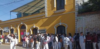 Por segundo día, toman Universidad de Zaachila por denuncias de acoso