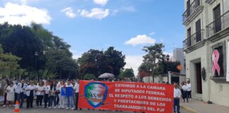 Protestan trabajadores del Poder Judicial de Oaxaca para rechazar desaparición de fideicomisos