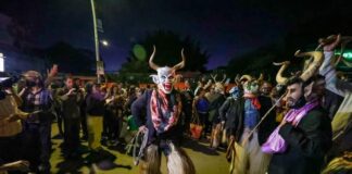 Niñas y niños encabezan la exitosa comparsa Diverti Muertos, llenos de vida
