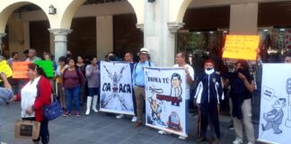 Proveedores de uniformes escolares protestan para exigir atención de Salomón Jara