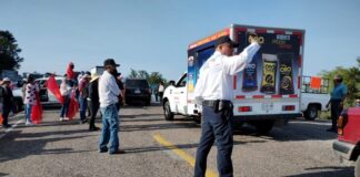 Pobladores bloquean desviación a Tezoatlán, exigen recursos