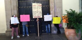 Desplazados de Xoxo protestan en palacio de Gobierno