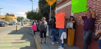 Provedores de uniformes protestan contra suspensión de vales para uniformes