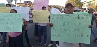 Padres de familia cierran puente de fierro en el Istmo piden salida de la S.22 en el Conafe