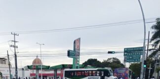 Normalistas activan bloqueo en la ciudad de Oaxaca