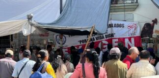 Maestros jubilados realizan protesta; piden heredar plazas