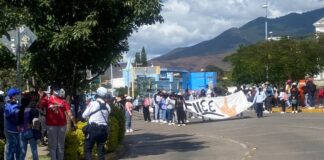 Normalistas marchan en la ciudad de Oaxaca, amagan con plantón