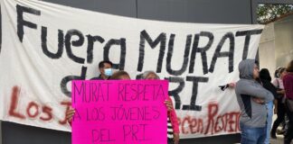 Jóvenes priistas protestan por la injerencia de José Murat en la vida interna del PRI.