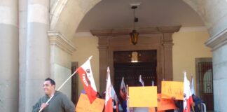 Protesta Lubizha en Palacio de Gobierno, exige diálogo con Salomón Jara