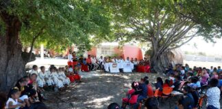Entrega Seculta libro en ombeayiüts, realizado por niñas y niños de San Mateo del Mar