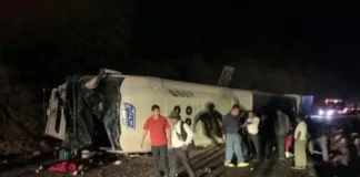 Un muerto y 14 heridos en volcadura de autobús de la Fletes y Pasajes, en El Camaron