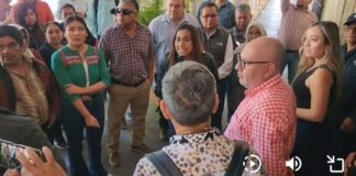 Con empujones, integrantes de COPAL exigen reunión con Salomón Jara