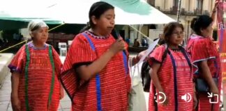 Protestan mujeres triquis en Palacio de Gobierno