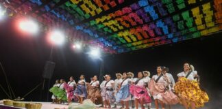 Las tradiciones de la Costa oaxaqueña visten de alegría y color la playa Zicatela con la Guelaguetza del Mar