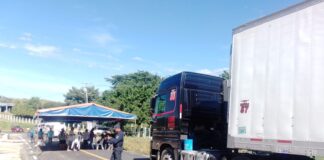 Reinstalan bloqueo autoridades de Jamiltepec en carretera costera.
