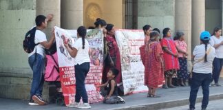 Protestan mujeres triquis a un año del desalojo en Palacio de Gobierno