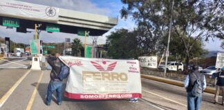 Ex ferrocarrileros toman la caseta de Huitzo, piden atención a sus demandas