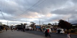 Por segundo día, vecinos de la Joya instalan bloqueo, piden retirar basurero clandestino