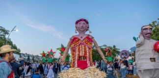 Celebra Gobierno de Oaxaca Primer Desfile de Noche de Rábanos