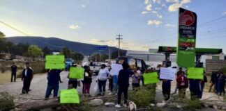 Pobladores de Tamazulápam mantienen bloqueo carretero