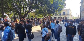 Alumnos de la Preparatoria 7 toman clases en el zócalo, exigen regreso a las aulas