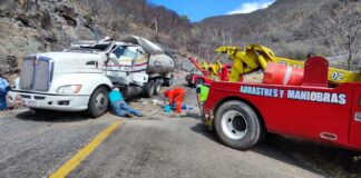 Interviene Protección Civil ante volcadura de pipa cargada con combustible en la carretera Oaxaca-Istmo