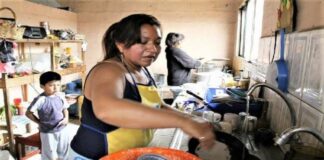 La Mujer con aretes de 10 pesos.