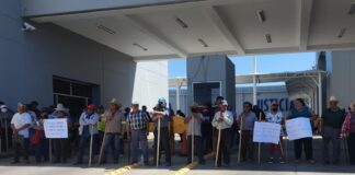 Habitantes de Coyotepec bloquean carretera y cuartel de Policía estatal, denuncian invasión de terrenos