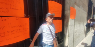 Hombre se encadena en Palacio de Gobierno, pide libertad de su hijo