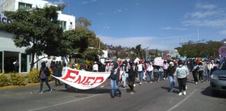 Marchan normalistas de la ENEPO para denunciar represión policial