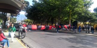 STEUABJO bloquea vialidades, advierte huelga el próximo 1 de febrero