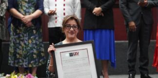 Recibe Secretaria de Salud pergamino del Decreto del 6 enero como Día de las Enfermeras y Enfermeros del Estado de Oaxaca