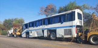 Protección Civil interviene ante volcadura de autobús con personas migrantes en la región del Istmo