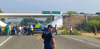 Pobladores de Mixtequilla activan bloqueo en la autopista federal 185