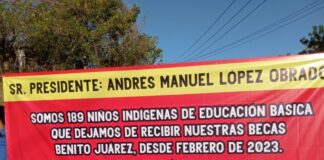 Por segundo día, bloquean carretera en Pinotepa para exigir becas “Bienestar”