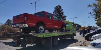 Fiscalía de Oaxaca realiza operativo en tianguis de autos de Brenamiel; aseguran camioneta