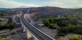En operación la autopista a la Costa; AMLO entrega la magna en obra después de 15 años.