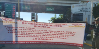 Ferrocarrileros bloquean accesos a la Caseta de Huitzo