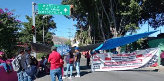 Sección 22 sitia la ciudad de Oaxaca, en exigencia de vales escolares