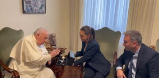 Claudia Sheinbaum trae regalo a mexicanos desde el Vaticano
