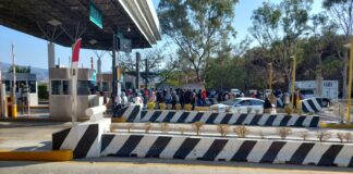 Normalistas vuelven a la carga, secuestran urbanos y toman caseta de Huitzo