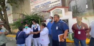 Protestan trabajadores para denunciar carencias en el Hospital Civil