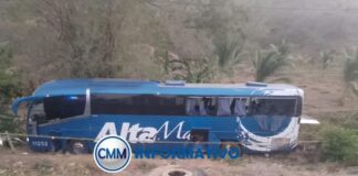 Autobús proveniente de Pinotepa sufre fuerte accidente vial, dos muertos