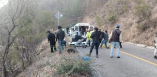 Cinco muertos por volcadura de camión trocero en carretera a Ixtlán