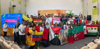 Joven oaxaqueño comparte la riqueza artesanal de su comunidad en Festival Mundial de la Juventud en Rusia