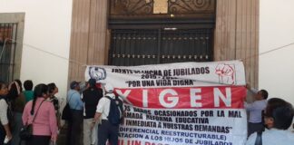 Maestros jubilados realizan protesta; piden mesa de diálogo