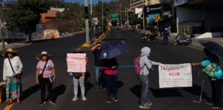 Por falta de agua, vecinos de la colonia Aurora bloquean vialidad