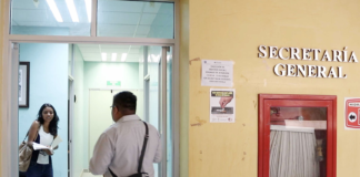 Denuncian malos tratos y falta de atención en Servicios Escolares de la UABJO