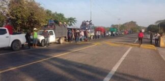 Pobladores de San Juan Mazatlán mantienen bloqueo carretero